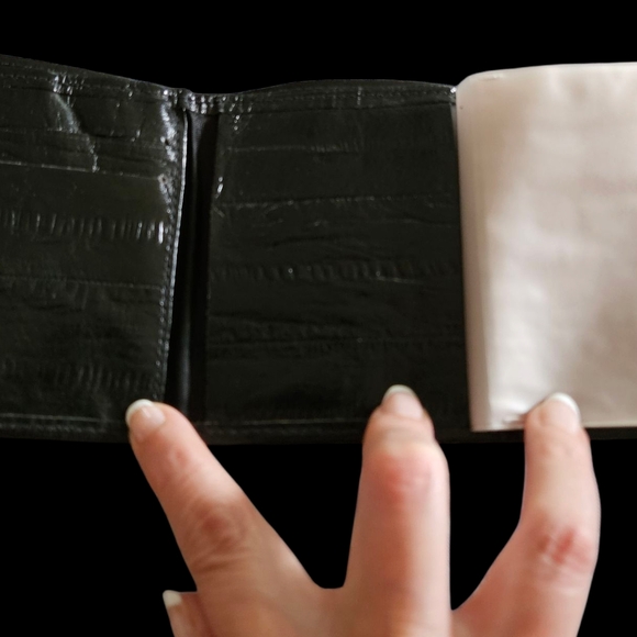 Elegant Black Leather Wallet - Picture 2 of 6